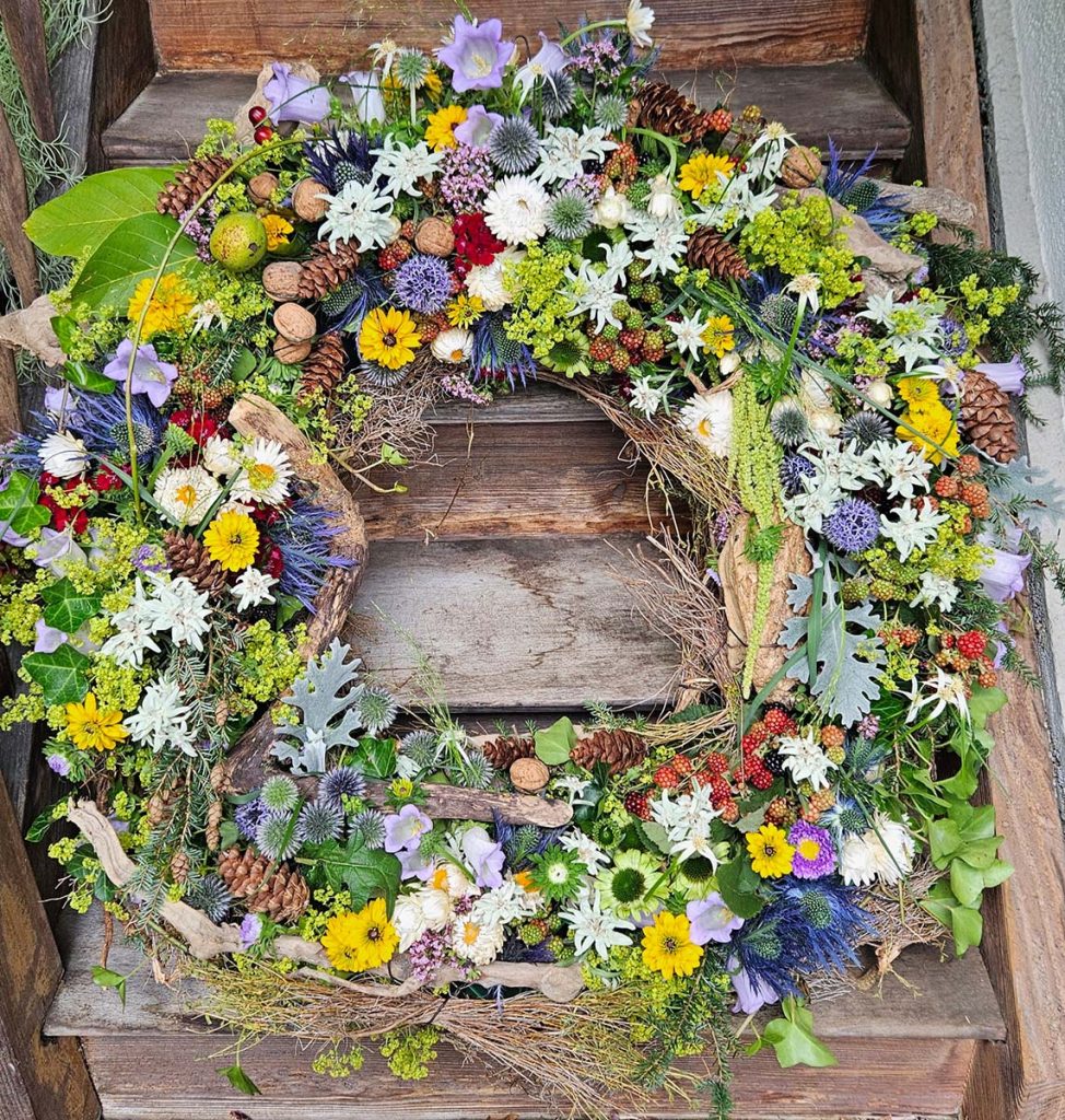Trauerkranz mit Bergblumen