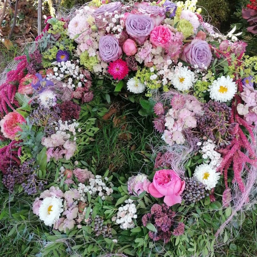 Spezieller Blumenkranz mit  Ocean Blue Rosen