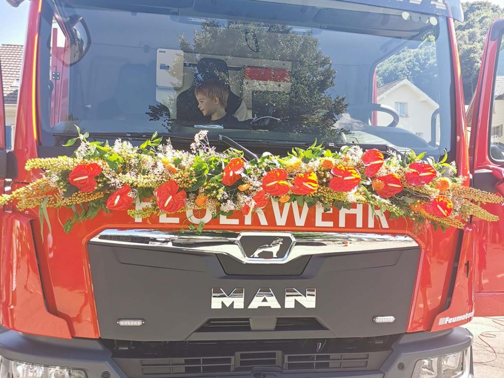 Geschmücktes TLF für die Einweihung des neuen Feuerwehrautos
