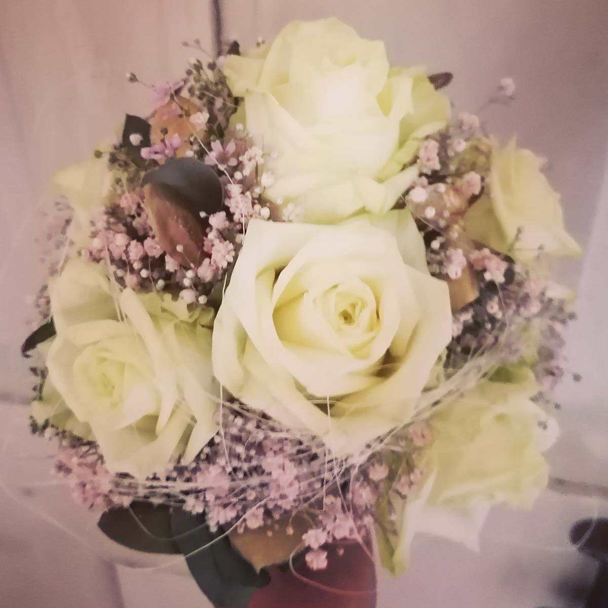 Klassischer Vintage Brautstrauss mit weissen Rosen, Schleierkraut und Eukalyptus. Jetzt bestellen!