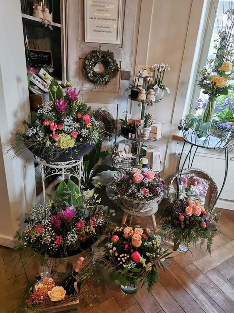 Blumensträusse in der Ausstellung